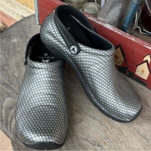 Anywear‎ Slip Resistant Healthcare Professional Clog Slip-On Shoes